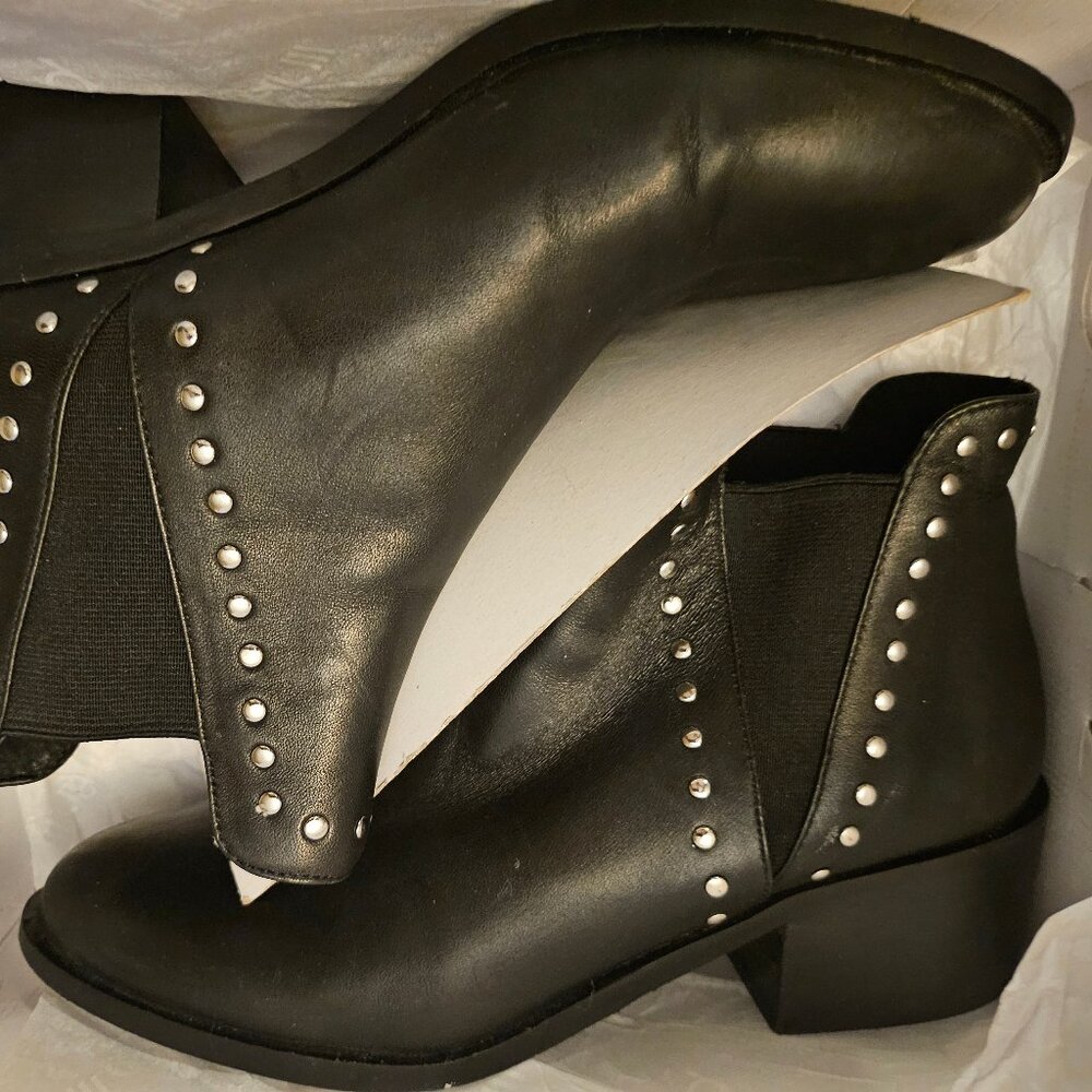 STEVE MADDEN 9M CADE STUDDED BOOTIES